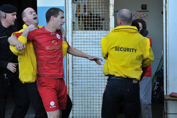Zadar, 260513.
Stadion Stanovi.
Utakmica MAXtv 1. HNL izmedju Zadra i Splita. Nakon utakmice tamnoputi igrac Splita Belle je reagirao na rasisticke uvrede iz publike pa je doslo do naguravanja i tucnjave sa zastitarom.
Foto: Luka Gerlanc / CROPIX Zadar, 260513.
Stadion Stanovi.
Utakmica MAXtv 1. HNL izmedju Zadra i Splita. Nakon utakmice tamnoputi igrac Splita Belle je reagirao na rasisticke uvrede iz publike pa je doslo do naguravanja i tucnjave sa zastitarom.
Foto: Luka Gerlanc / CROPIX