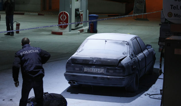 U vecernjim satima na pumpnoj stanici Lukoil na Dracevcu zapalio se i izgorio automobil marke BMW. Prilikom lijevanja plina u automobil doslo je do zapaljenja automobila. Foto: Duje Klaric / CROPIX