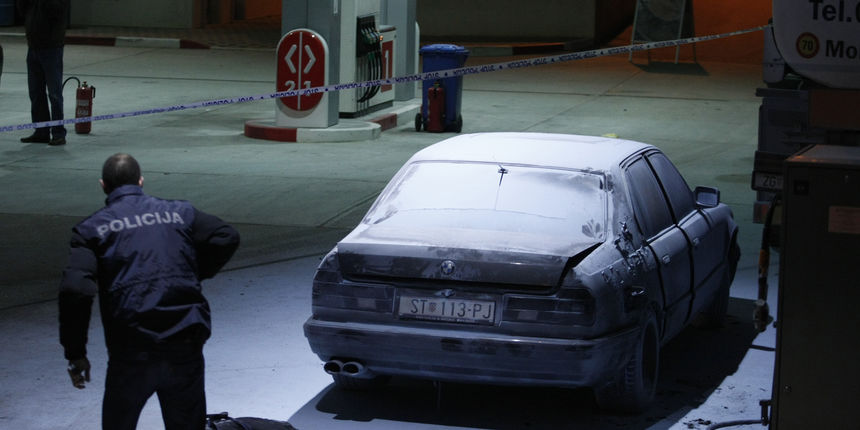 U vecernjim satima na pumpnoj stanici Lukoil na Dracevcu zapalio se i izgorio automobil marke BMW. Prilikom lijevanja plina u automobil doslo je do zapaljenja automobila. Foto: Duje Klaric / CROPIX