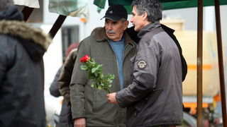 Zadar, 080313.
Danas se diljem svijeta, pa tako i u Zadru, obiljezava Medjunarodni dan zena.
Zadrani su danas zenama, prema obicaju, poklanjali cvijece.
Na fotografiji: detalj sa zadarske trznice.
Foto: Jure Miskovic / CROPIX