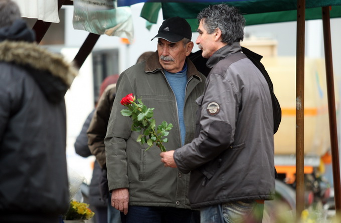 Zadar, 080313.
Danas se diljem svijeta, pa tako i u Zadru, obiljezava Medjunarodni dan zena.
Zadrani su danas zenama, prema obicaju, poklanjali cvijece.
Na fotografiji: detalj sa zadarske trznice.
Foto: Jure Miskovic / CROPIX
