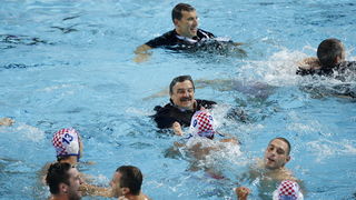 Zagreb, 110910.
Bazen Mladosti na Savi.
29. Europsko prvenstvo u vaterpolu.
Finalna utakmica za pobjednika Europskog prvenstva u vaterpolu  Hrvatska – Italija.
Na slici: slavlje hrvatskih igraca i Ratka Rudica.
Foto: Goran Mehkek / CROPIX