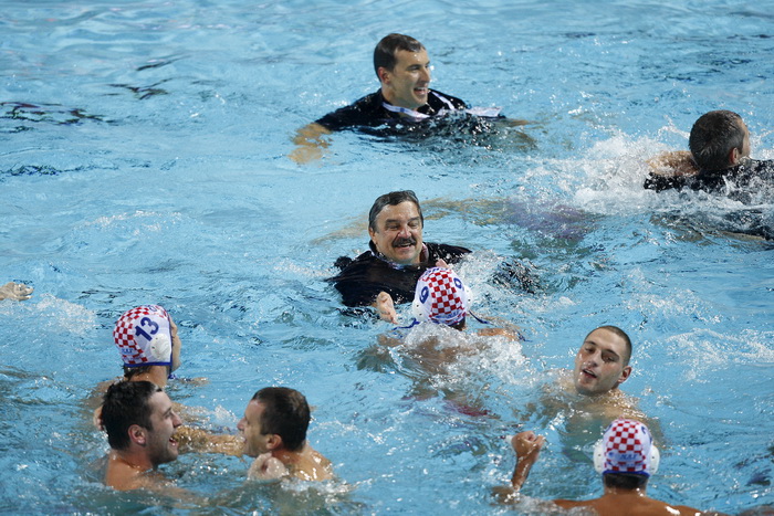 Zagreb, 110910.
Bazen Mladosti na Savi.
29. Europsko prvenstvo u vaterpolu.
Finalna utakmica za pobjednika Europskog prvenstva u vaterpolu  Hrvatska – Italija.
Na slici: slavlje hrvatskih igraca i Ratka Rudica.
Foto: Goran Mehkek / CROPIX