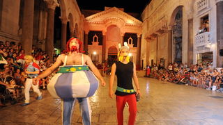 Split, 200812.
Tradicionalni “Dani Dioklecijana” koji se u Splitu uprilicuju zadnjih godina dozivljavaju svoju ekspanziju svake godine pa se tako i na vecerasnjoj manifestaciji zatvaranja natiskao prepun Peristil gdje se car Dioklecijan oprostio od svojih Split, 200812.
Tradicionalni “Dani Dioklecijana” koji se u Splitu uprilicuju zadnjih godina dozivljavaju svoju ekspanziju svake godine pa se tako i na vecerasnjoj manifestaciji zatvaranja natiskao prepun Peristil gdje se car Dioklecijan oprostio od svojih