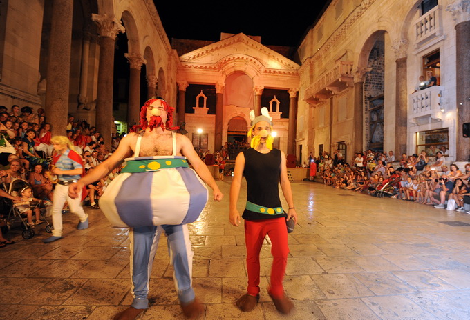 Split, 200812.
Tradicionalni “Dani Dioklecijana” koji se u Splitu uprilicuju zadnjih godina dozivljavaju svoju ekspanziju svake godine pa se tako i na vecerasnjoj manifestaciji zatvaranja natiskao prepun Peristil gdje se car Dioklecijan oprostio od svojih Split, 200812.
Tradicionalni “Dani Dioklecijana” koji se u Splitu uprilicuju zadnjih godina dozivljavaju svoju ekspanziju svake godine pa se tako i na vecerasnjoj manifestaciji zatvaranja natiskao prepun Peristil gdje se car Dioklecijan oprostio od svojih