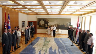 Zagreb, 290811.
Ured Predsjednika.
Predsjednik Republike Ivo Josipovic primio je i urucio odlikovanja “Red Kneza Domagoja s ogrlicom” Samostalnom bataljunu Skabrnja.
Foto: Davor Pongracic / CROPIX Zagreb, 290811.
Ured Predsjednika.
Predsjednik Republike Ivo Josipovic primio je i urucio odlikovanja “Red Kneza Domagoja s ogrlicom” Samostalnom bataljunu Skabrnja.
Foto: Davor Pongracic / CROPIX