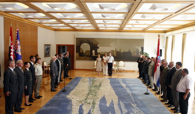 Zagreb, 290811.
Ured Predsjednika.
Predsjednik Republike Ivo Josipovic primio je i urucio odlikovanja “Red Kneza Domagoja s ogrlicom” Samostalnom bataljunu Skabrnja.
Foto: Davor Pongracic / CROPIX