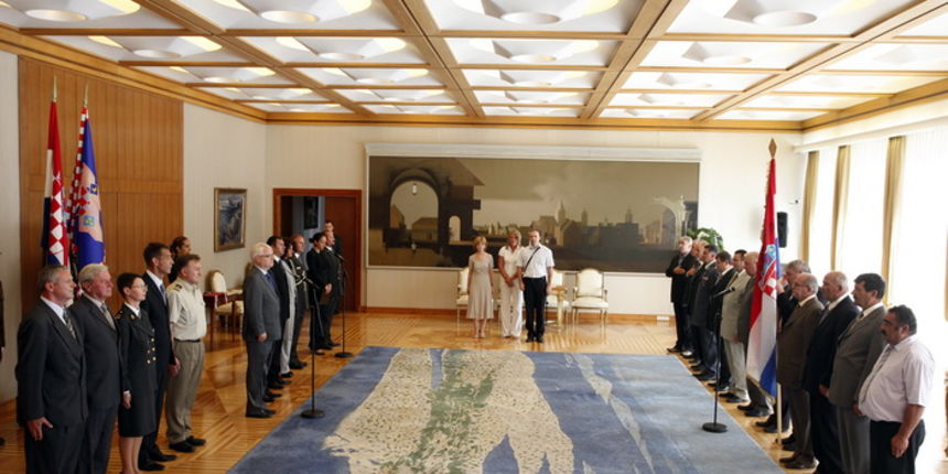 Zagreb, 290811.
Ured Predsjednika.
Predsjednik Republike Ivo Josipovic primio je i urucio odlikovanja “Red Kneza Domagoja s ogrlicom” Samostalnom bataljunu Skabrnja.
Foto: Davor Pongracic / CROPIX Zagreb, 290811.
Ured Predsjednika.
Predsjednik Republike Ivo Josipovic primio je i urucio odlikovanja “Red Kneza Domagoja s ogrlicom” Samostalnom bataljunu Skabrnja.
Foto: Davor Pongracic / CROPIX