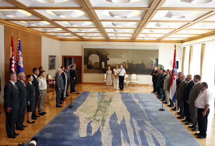 Zagreb, 290811.
Ured Predsjednika.
Predsjednik Republike Ivo Josipovic primio je i urucio odlikovanja “Red Kneza Domagoja s ogrlicom” Samostalnom bataljunu Skabrnja.
Foto: Davor Pongracic / CROPIX Zagreb, 290811.
Ured Predsjednika.
Predsjednik Republike Ivo Josipovic primio je i urucio odlikovanja “Red Kneza Domagoja s ogrlicom” Samostalnom bataljunu Skabrnja.
Foto: Davor Pongracic / CROPIX