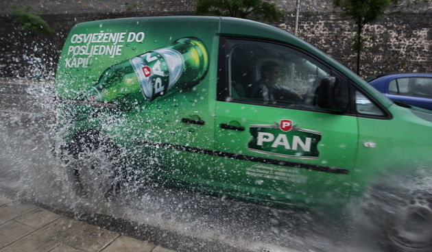 Zadar, 280513.
Kisa i hladno vrijeme sa temperaturom od 14 stupnjeva Celzijevih natjeralo je Zadrane da se toplije obuku i ponesu kisobrane. Na fotografiji: detalj sa zadarskih prometnica na Poluotoku.
Foto: Jure Miskovic / CROPIX