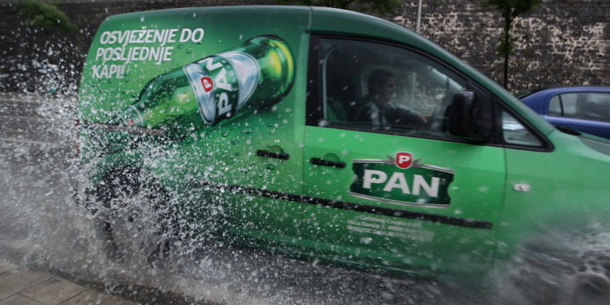 Zadar, 280513.
Kisa i hladno vrijeme sa temperaturom od 14 stupnjeva Celzijevih natjeralo je Zadrane da se toplije obuku i ponesu kisobrane. Na fotografiji: detalj sa zadarskih prometnica na Poluotoku.
Foto: Jure Miskovic / CROPIX Zadar, 280513.
Kisa i hladno vrijeme sa temperaturom od 14 stupnjeva Celzijevih natjeralo je Zadrane da se toplije obuku i ponesu kisobrane. Na fotografiji: detalj sa zadarskih prometnica na Poluotoku.
Foto: Jure Miskovic / CROPIX
