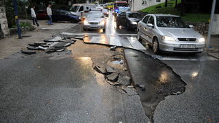 Dubrovnik, 221110.
Velike kolicine kise koje su padale danas na dubrovackom podrucju izazvale su velike poplave , odrone, sto je uveliko otezavalo pjesacki o cestovni promet. U Vukovarskoj ulici, kod FINE, usljed velikih oborina doslo je do pucanja asfalt