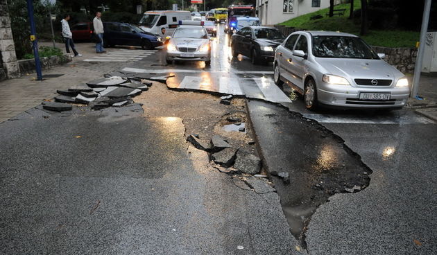 Dubrovnik, 221110.
Velike kolicine kise koje su padale danas na dubrovackom podrucju izazvale su velike poplave , odrone, sto je uveliko otezavalo pjesacki o cestovni promet. U Vukovarskoj ulici, kod FINE, usljed velikih oborina doslo je do pucanja asfalt