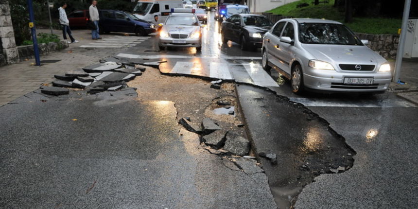 Dubrovnik, 221110.
Velike kolicine kise koje su padale danas na dubrovackom podrucju izazvale su velike poplave , odrone, sto je uveliko otezavalo pjesacki o cestovni promet. U Vukovarskoj ulici, kod FINE, usljed velikih oborina doslo je do pucanja asfalt