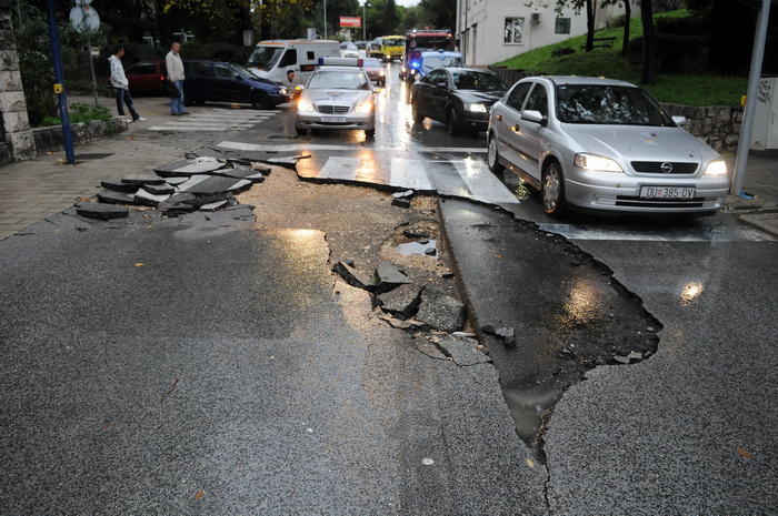 Dubrovnik, 221110.
Velike kolicine kise koje su padale danas na dubrovackom podrucju izazvale su velike poplave , odrone, sto je uveliko otezavalo pjesacki o cestovni promet. U Vukovarskoj ulici, kod FINE, usljed velikih oborina doslo je do pucanja asfalt