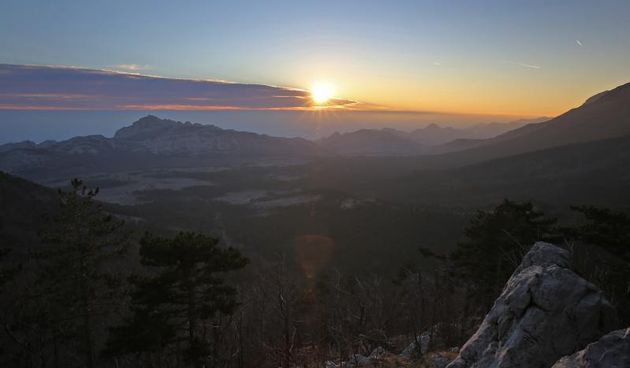 16.03.2014., Juzni Velebit – Topljenje snijega na Juznom Velebitu i procvjetani prvi planinski cvjetovi u ranom proljecu najavljuju skorasnje toplije vrijeme. Photo: Filip Brala/PIXSELL Autor  Filip Brala/PIXSELL Ključne riječi  rekreacija, planina, pro