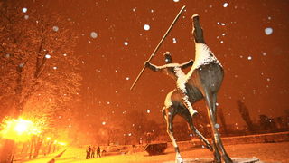 Sinj, 101212. 
Ciklona Simenka je veceras donijela pravi snijezni ugodjaj u Sinju.
Na slici Snijezni ugodjaj u Sinju.
Foto: Zvonimir Barisin / CROPIX