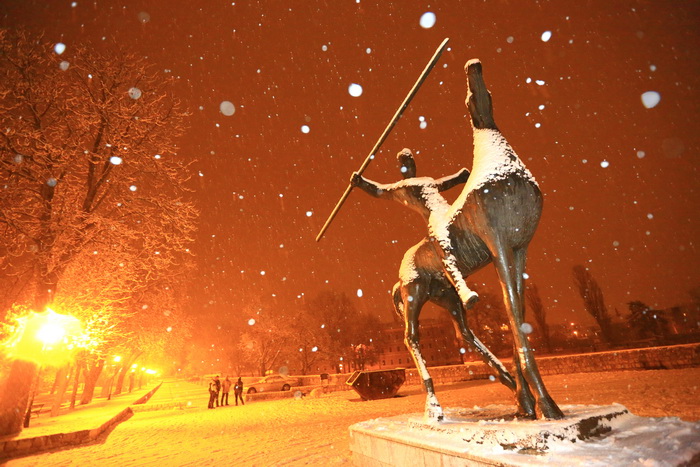 Sinj, 101212. 
Ciklona Simenka je veceras donijela pravi snijezni ugodjaj u Sinju.
Na slici Snijezni ugodjaj u Sinju.
Foto: Zvonimir Barisin / CROPIX
