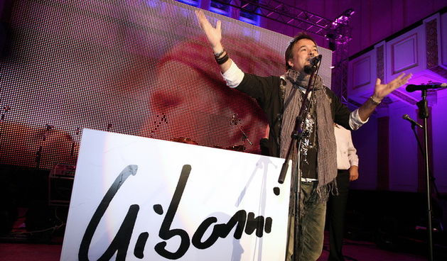 Zagreb, 031209.
Premijera spota za hit singl “Zedjam” Zlatana Stipisica Gibannija u Hrvatskom drzavnom arhivu. Na promociji je Gibonni potpisao ugovor s T Mobilom.
Foto: Sandra Simunovic / CROPIX