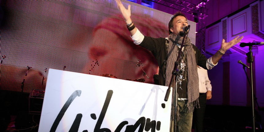 Zagreb, 031209.
Premijera spota za hit singl “Zedjam” Zlatana Stipisica Gibannija u Hrvatskom drzavnom arhivu. Na promociji je Gibonni potpisao ugovor s T Mobilom.
Foto: Sandra Simunovic / CROPIX