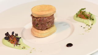 Restoran Foša: Chef Damr Tomljanović oduševio japanskog kolegu pripremom “dalmatinskog sushija” Restoran Foša: Chef Damr Tomljanović oduševio japanskog kolegu pripremom “dalmatinskog sushija”