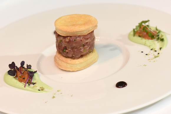 Restoran Foša: Chef Damr Tomljanović oduševio japanskog kolegu pripremom “dalmatinskog sushija” Restoran Foša: Chef Damr Tomljanović oduševio japanskog kolegu pripremom “dalmatinskog sushija”