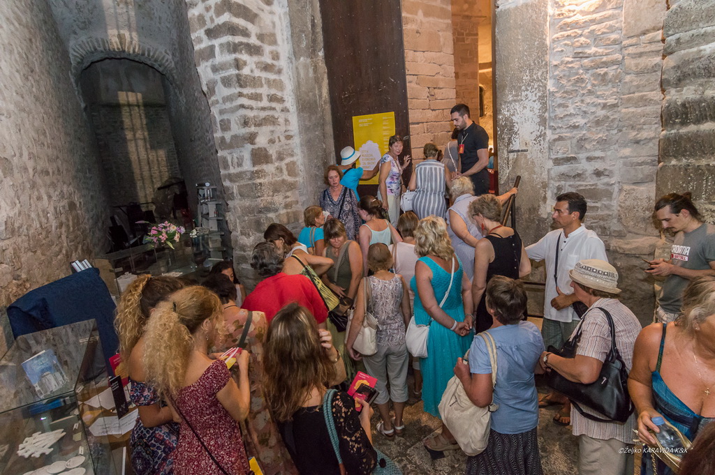 Violinist Martin Draušnik i gitarist Krešimir Bedek u Sv. Donatu izveli program “Paganini i gitara” Violinist Martin Draušnik i gitarist Krešimir Bedek u Sv. Donatu izveli program “Paganini i gitara”