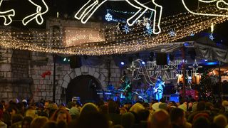 Advent u Zadru: Neno Belan i Fiumensi raspjevali i rasplesali i staro i mlado na Trgu Petra Zoranića Advent u Zadru: Neno Belan i Fiumensi raspjevali i rasplesali i staro i mlado na Trgu Petra Zoranića