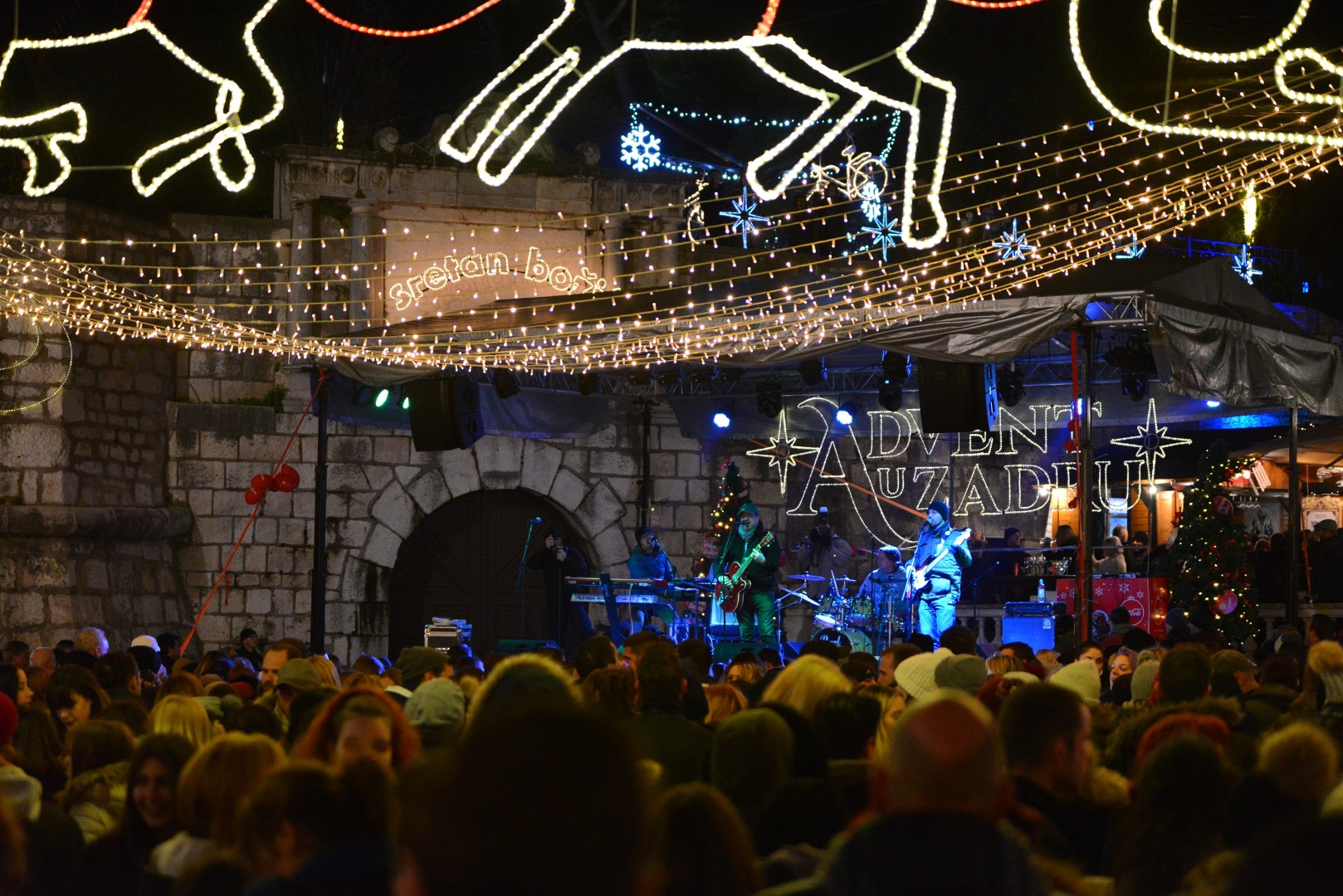 Advent u Zadru: Neno Belan i Fiumensi raspjevali i rasplesali i staro i mlado na Trgu Petra Zoranića Advent u Zadru: Neno Belan i Fiumensi raspjevali i rasplesali i staro i mlado na Trgu Petra Zoranića