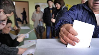 Split, 100110.
Drugi krug predsjednickih izbora 2010. u kojem gradjani biraju izmedju Ive Josipovica i Milana Bandica.
Na fotografiji: biracko mjesto u OS Trstenik.
Foto: Josko Ponos / CROPIX