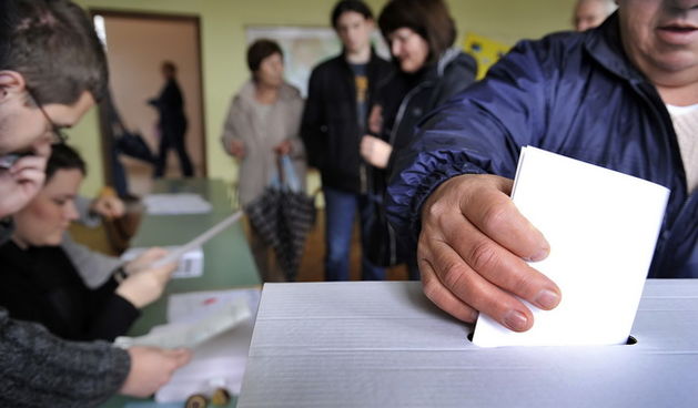 Split, 100110.
Drugi krug predsjednickih izbora 2010. u kojem gradjani biraju izmedju Ive Josipovica i Milana Bandica.
Na fotografiji: biracko mjesto u OS Trstenik.
Foto: Josko Ponos / CROPIX