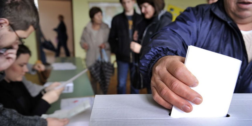 Split, 100110.
Drugi krug predsjednickih izbora 2010. u kojem gradjani biraju izmedju Ive Josipovica i Milana Bandica.
Na fotografiji: biracko mjesto u OS Trstenik.
Foto: Josko Ponos / CROPIX Split, 100110.
Drugi krug predsjednickih izbora 2010. u kojem gradjani biraju izmedju Ive Josipovica i Milana Bandica.
Na fotografiji: biracko mjesto u OS Trstenik.
Foto: Josko Ponos / CROPIX