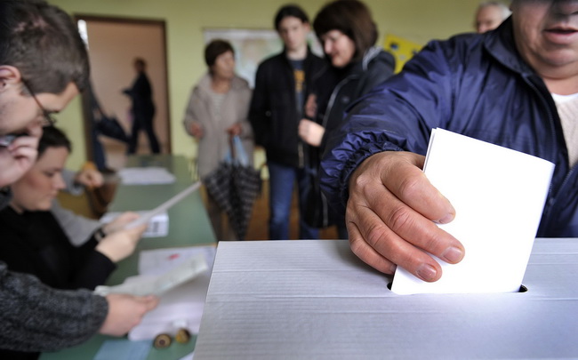 Split, 100110.
Drugi krug predsjednickih izbora 2010. u kojem gradjani biraju izmedju Ive Josipovica i Milana Bandica.
Na fotografiji: biracko mjesto u OS Trstenik.
Foto: Josko Ponos / CROPIX