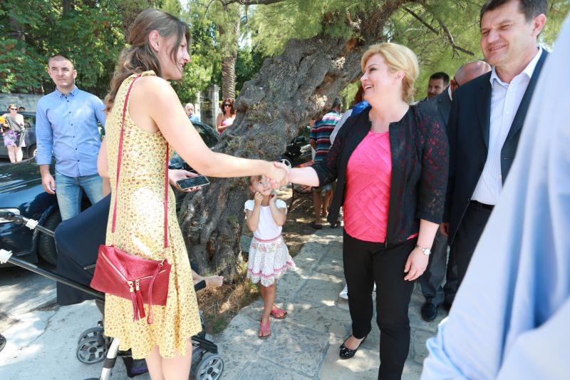 Kaštel Lukšić: Kolinda Grabar-Kitarović obišla Muzej grada Kaštela u dvorcu Vitturi Kaštel Lukšić: Kolinda Grabar-Kitarović obišla Muzej grada Kaštela u dvorcu Vitturi