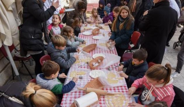 Podnevni dječji doček Nove na Narodnom trgu uz kulinarsku radioniicu i koncert Ivana Zaka