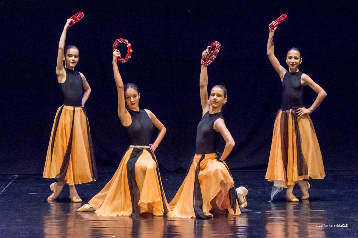 Božićna čestitka plesnog odjela Glazbene škole Blagoje Bersa