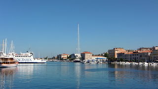 Jedrenjak Salute i superhajta Anna u zadarskoj marini, Foto: Mladen Malik Jedrenjak Salute i superhajta Anna u zadarskoj marini, Foto: Mladen Malik