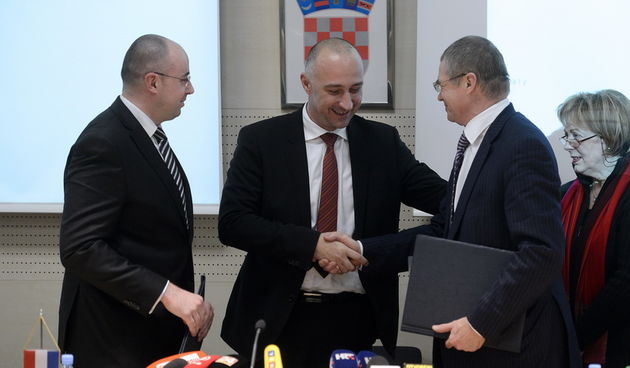 Zagreb, 170113.
Savska 88.
Prostorije Plinacroa.
Plinacro i Ruski Gazprom potpisali su Plan aktivnosti o provodjenju projekta odvojka plinovoda Juzni tok na teritoriju republike Hrvatske u razdoblju od 2013. do 2016.
Sporazum su potpisali Mladen Antunovic