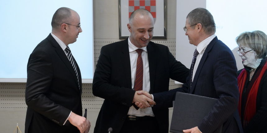 Zagreb, 170113.
Savska 88.
Prostorije Plinacroa.
Plinacro i Ruski Gazprom potpisali su Plan aktivnosti o provodjenju projekta odvojka plinovoda Juzni tok na teritoriju republike Hrvatske u razdoblju od 2013. do 2016.
Sporazum su potpisali Mladen Antunovic Zagreb, 170113.
Savska 88.
Prostorije Plinacroa.
Plinacro i Ruski Gazprom potpisali su Plan aktivnosti o provodjenju projekta odvojka plinovoda Juzni tok na teritoriju republike Hrvatske u razdoblju od 2013. do 2016.
Sporazum su potpisali Mladen Antunovic