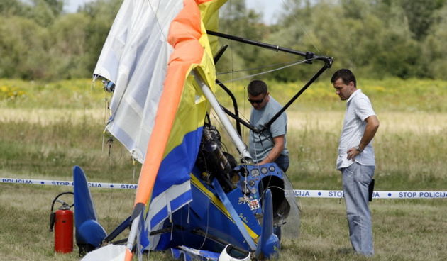 Cakovec, 180709. U Pribislavcu kraj Cakovca doslo je do pada motornog zmaja prilikom natjecanja u zmajarenju izmedju Hrvatske i Madjarske. U padu su stradali pilot i kopilotkinja, ali nitko nije tesko ozlijedjen. Foto: Andrej Svoger / CROPIX
