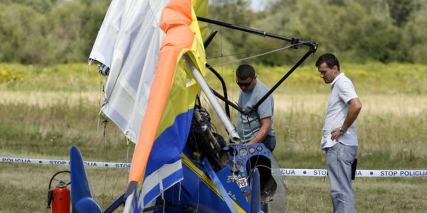 Cakovec, 180709. U Pribislavcu kraj Cakovca doslo je do pada motornog zmaja prilikom natjecanja u zmajarenju izmedju Hrvatske i Madjarske. U padu su stradali pilot i kopilotkinja, ali nitko nije tesko ozlijedjen. Foto: Andrej Svoger / CROPIX