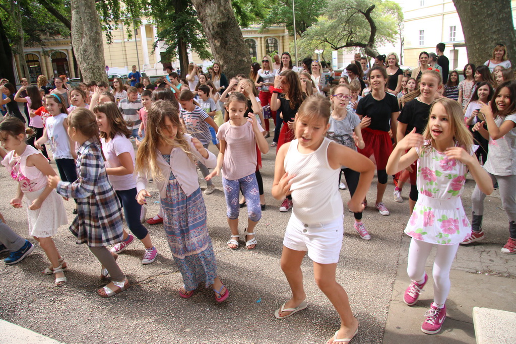 Posljednji dan nastave u OŠ Petra Preradovića u ritmu zumbe Posljednji dan nastave u OŠ Petra Preradovića u ritmu zumbe