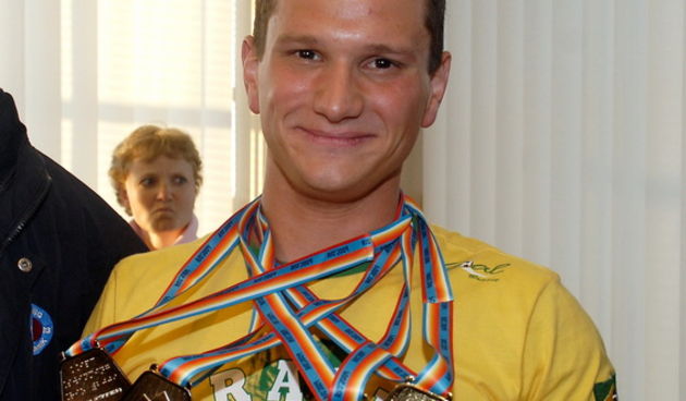 Dubrovnik, 101209.
Danas je na dubrovackom aerodromu svecano docekan Mihovil Spanja, plivac s invalidnoscu, svjetski prvak i osvajac 4 medalje na Svjetskom prvenstvu u Rio de Janeiru
Na slici: Mihovil Spanja s osvojenim medaljama.
Foto: Zeljko Tutnjevic /