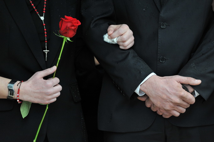 Zadar, 300313.
Sprovod djevojcice Nore Situm koja je prosli tjedan preminula u bolnici u Philadelphiji nakon duge i teske bolesti, odrzao se danas na gradskom groblju u Zadru. Na sprovodu je bilo nekoliko stotina ljudi, obitelji i prijatelja.
Na fotografi Zadar, 300313.
Sprovod djevojcice Nore Situm koja je prosli tjedan preminula u bolnici u Philadelphiji nakon duge i teske bolesti, odrzao se danas na gradskom groblju u Zadru. Na sprovodu je bilo nekoliko stotina ljudi, obitelji i prijatelja.
Na fotografi