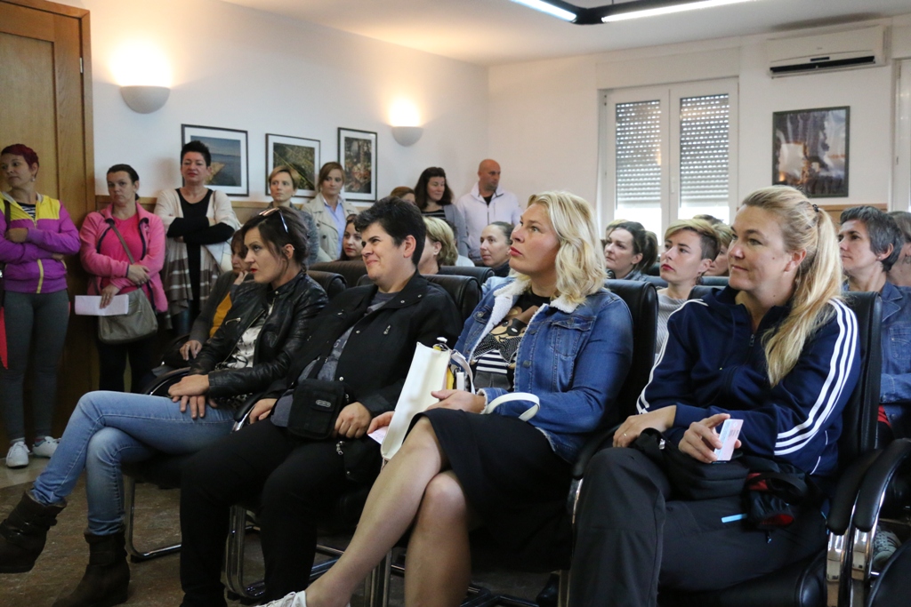 Vir: Dodjela materijalne pomoći roditeljima za nabavku udžbenika i školske opreme Vir: Dodjela materijalne pomoći roditeljima za nabavku udžbenika i školske opreme