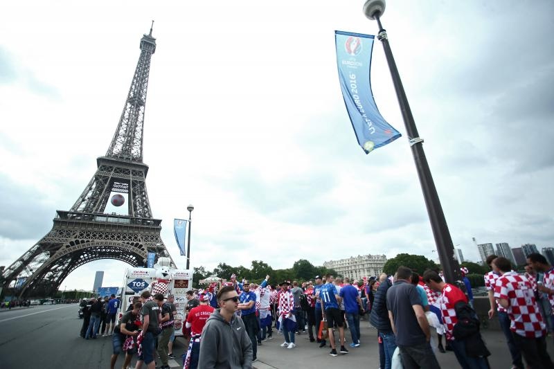 Euro 2016: Hrvatski navijači napravili fenomenalnu atmosferu u Parizu. Photo: Sanjin Strukić/PIXSELL Euro 2016: Hrvatski navijači napravili fenomenalnu atmosferu u Parizu. Photo: Sanjin Strukić/PIXSELL