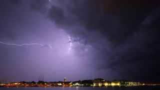U ranim jutarnjim satima, noćas oko 1.30 satima zadarsko područje pogodilo je nevrijeme s jakim pljuskom praćeno munjama i grmljavinom. Photo: Filip Brala/PIXSELL U ranim jutarnjim satima, noćas oko 1.30 satima zadarsko područje pogodilo je nevrijeme s jakim pljuskom praćeno munjama i grmljavinom. Photo: Filip Brala/PIXSELL