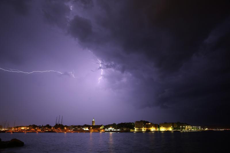 U ranim jutarnjim satima, noćas oko 1.30 satima zadarsko područje pogodilo je nevrijeme s jakim pljuskom praćeno munjama i grmljavinom. Photo: Filip Brala/PIXSELL U ranim jutarnjim satima, noćas oko 1.30 satima zadarsko područje pogodilo je nevrijeme s jakim pljuskom praćeno munjama i grmljavinom. Photo: Filip Brala/PIXSELL