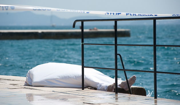 Zadar, 060712.Oko 13h na zadarskoj rivi, 100m od morskih orgulja, u moru je uoceno tijelo muskarca. Policija je pronasla njegovu odjecu na stotinjak metara udaljenom mulu gdje je vjerojatno dosao na kupanje. Foto: Luka Gerlanc / CROPIX