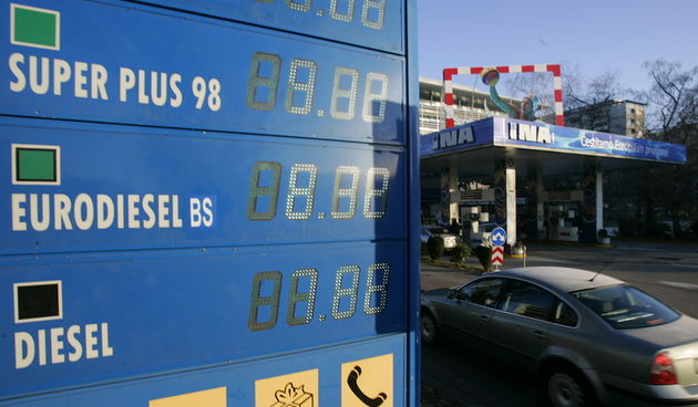Zagreb,141210.
Ina, Miramarska.
Benzin je ponovo poskupio i cijena litre je presla cijenu od devet kuna i tako narasla na dosad najvecu u ovoj godini.
Foto: Ranko Suvar / CROPIX